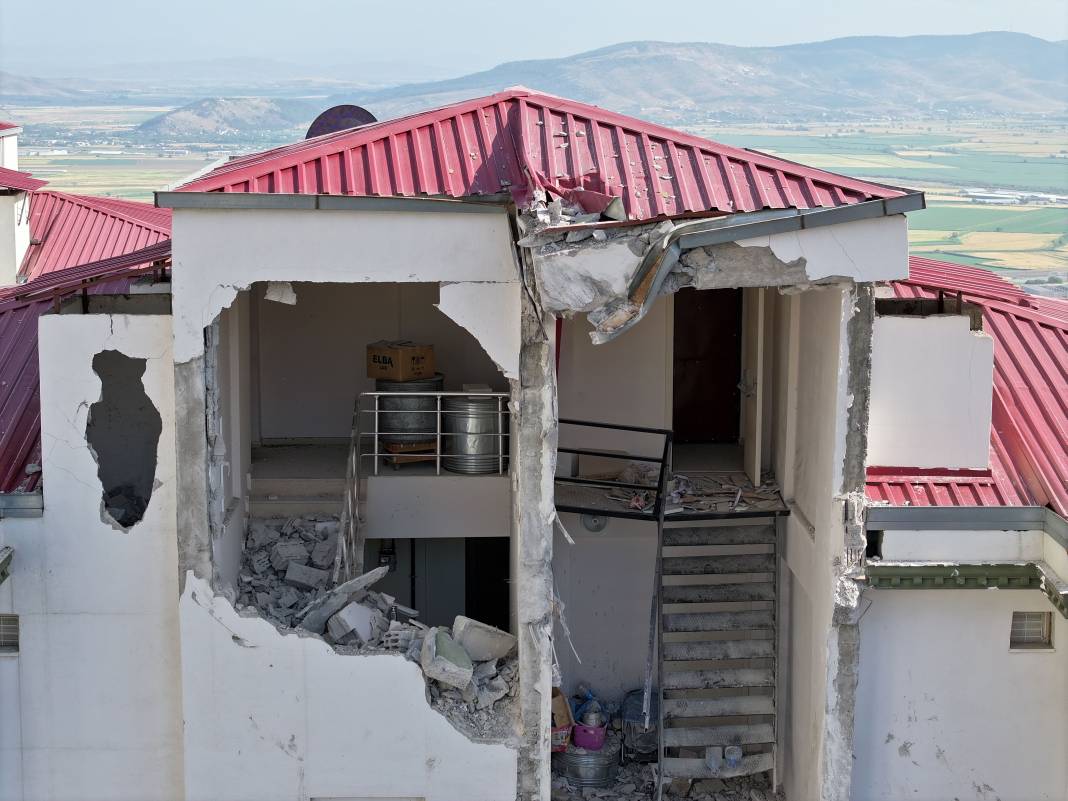 Kahramanmaraş'ta hasarlı binaların yıkımı sürüyor 3